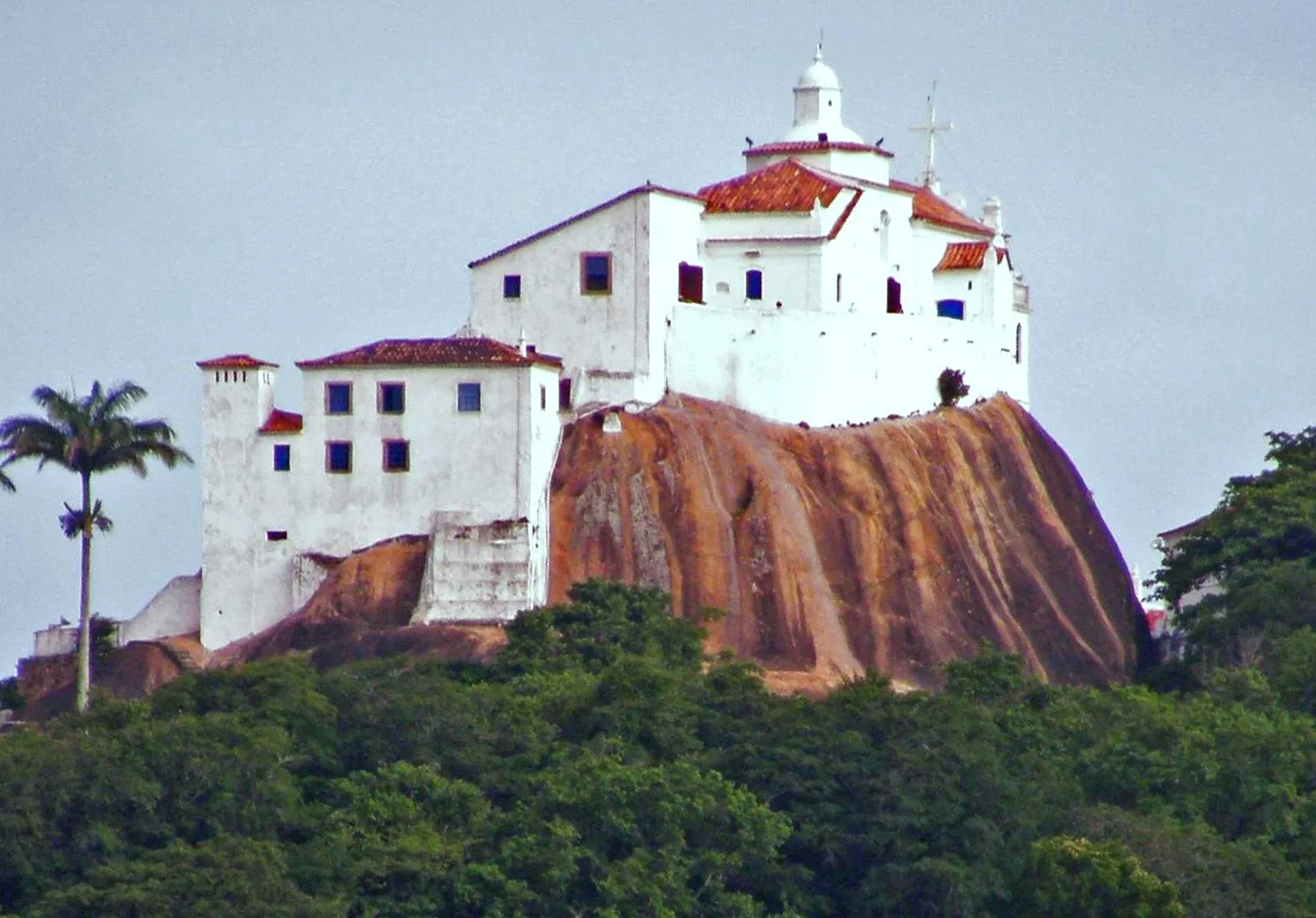 Convento da Penha sobre a formação rochosa em Vila Velha