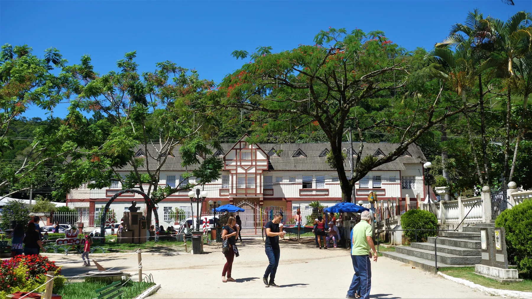 Arquitetura e praça arborizada em Domingos Martins