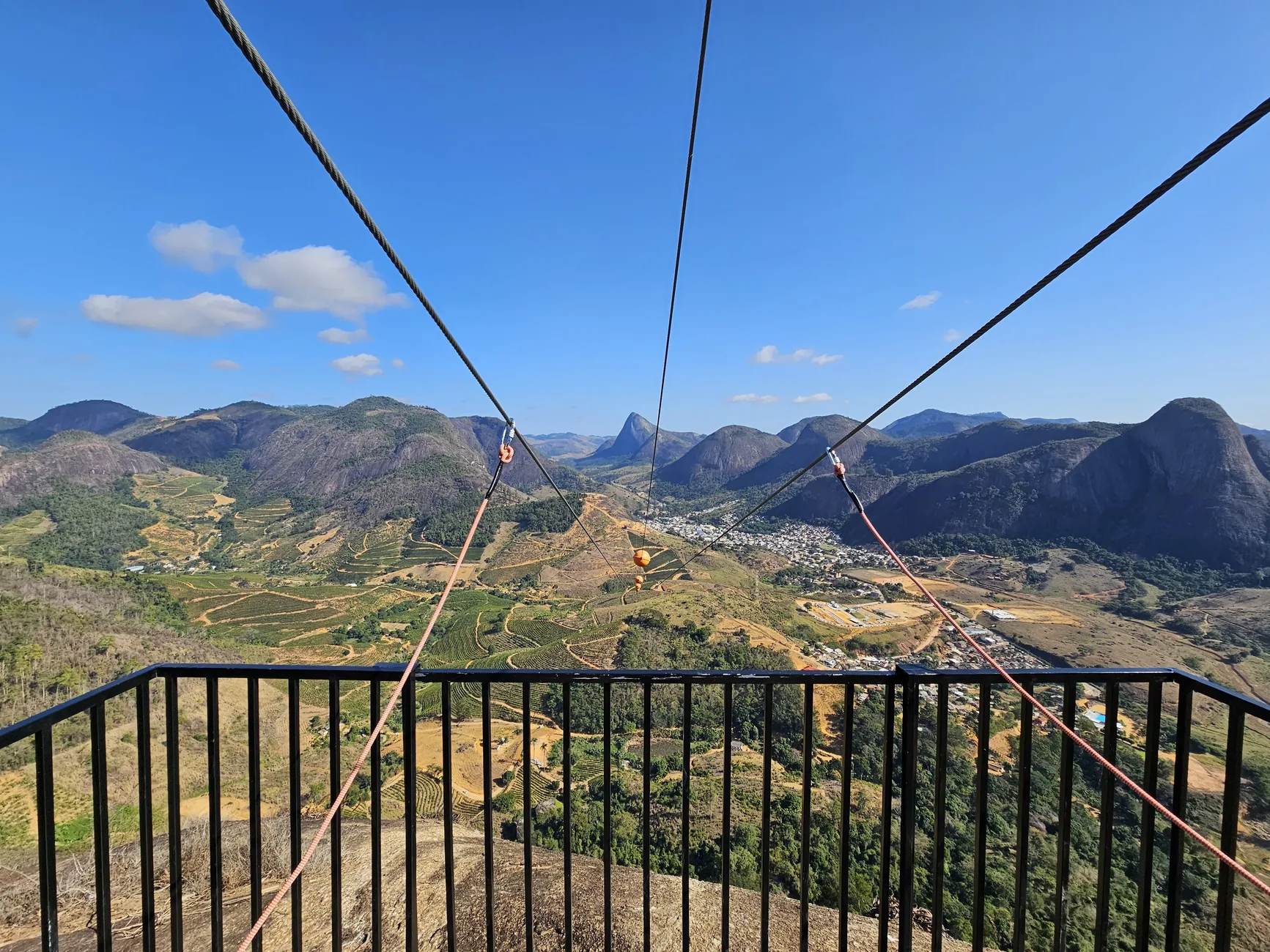 Cabos da Megatirolesa com vista panorâmica dos Pontões Capixabas em Pancas