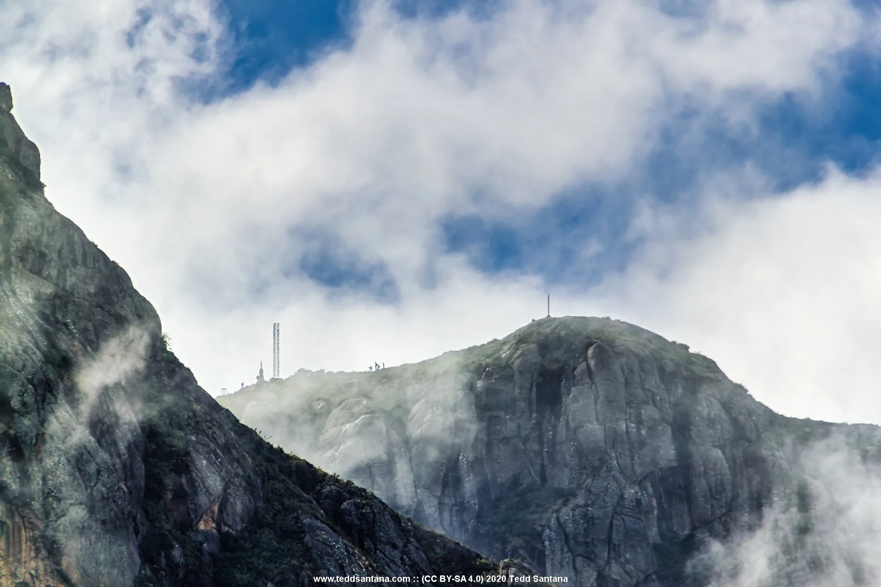 Pico da Bandeira entre montanhas e nuvens no Parque Nacional do Caparaó