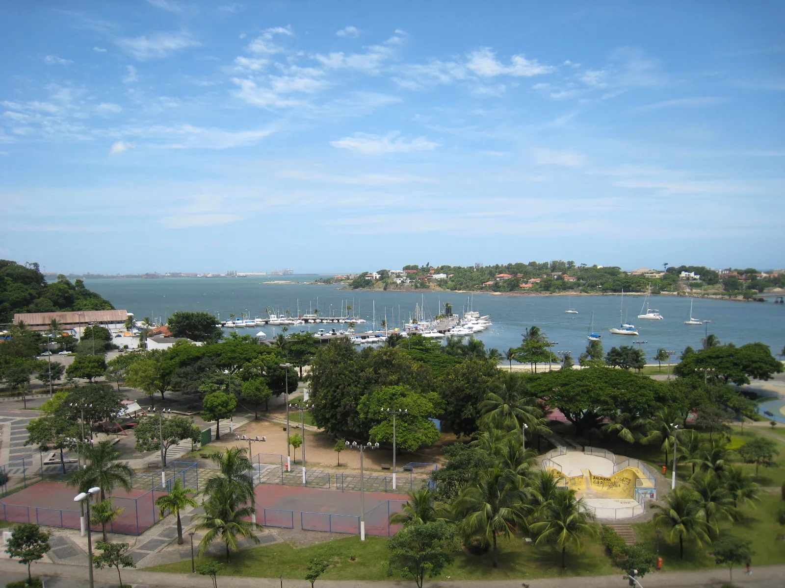 Vista panorâmica da orla, marina e áreas verdes de Vitória